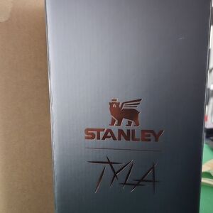 The Tyla Tyger Quencher H2.0 FlowState Tumbler 40 OZCup Tiger Print Brown Gold